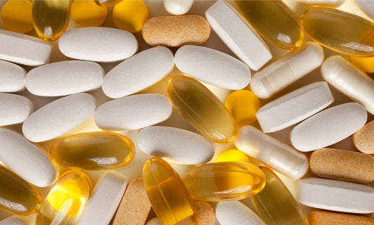 Gélules et comprimés alimentaires présentés en gros plan sur fond clair