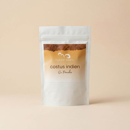 Costus indien en poudre Naturo Sunna en vrac, conditionnée en sachet refermable sur fond beige naturel.