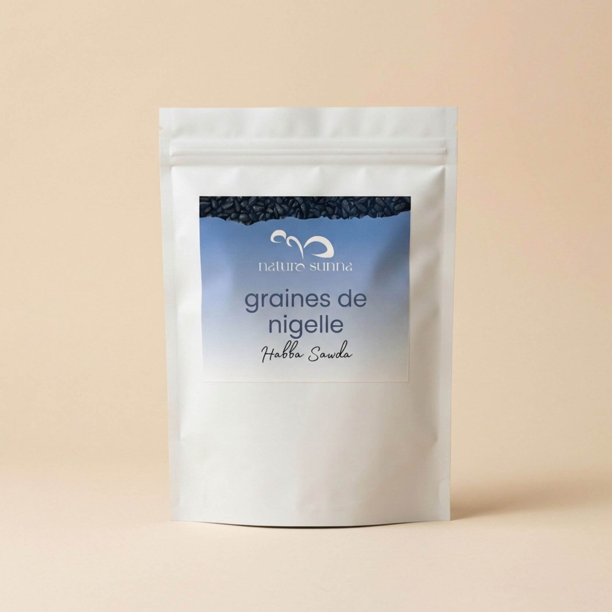 Graines de nigelle Habba Sawda Naturo Sunna, graines entières en vrac, présentées en sachet refermable sur fond beige naturel.