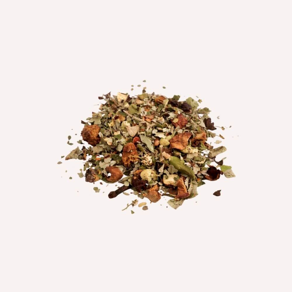 Mélange d’infusion Naturo Sunna composé de plantes entières en vrac, feuilles, fruits et épices visibles, sans arômes ni additifs, illustrant une infusion naturelle inspirée de la médecine prophétique.