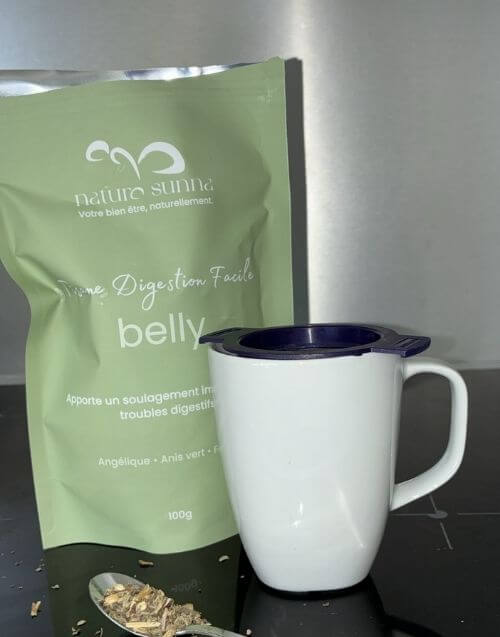 Photo client de la tisane Belly Digestion Facile Naturo Sunna, avec une tasse d’infusion prête à être dégustée, illustrant un usage réel du produit à la maison.