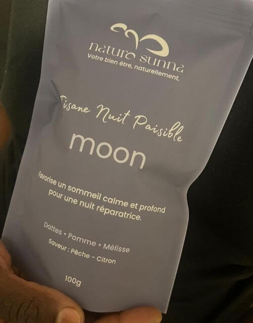 Photo client montrant la tisane Moon Nuit Paisible de Naturo Sunna, illustrant le produit dans un contexte réel d’utilisation à la maison.