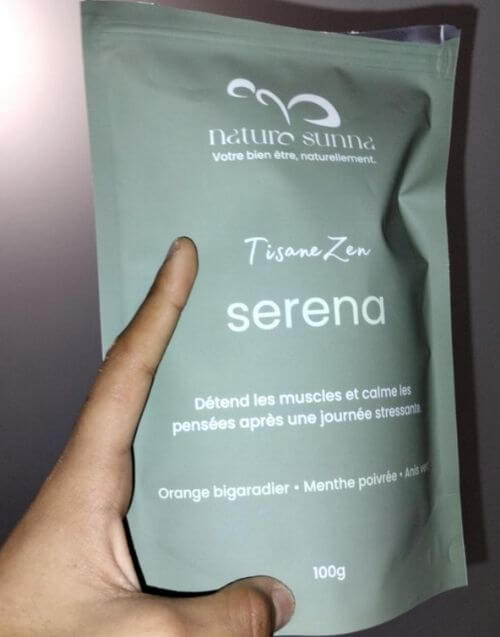 Photo client montrant la tisane Serena Zen de Naturo Sunna, avec le sachet tenu en main, illustrant le produit dans un contexte réel d’utilisation.