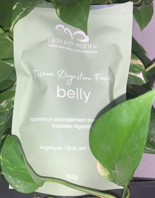 Photo d’utilisation réelle de la tisane Digestion Facile Belly Naturo Sunna, montrant le sachet entouré de feuillage vert, évoquant une infusion naturelle et un moment de bien-être digestif.