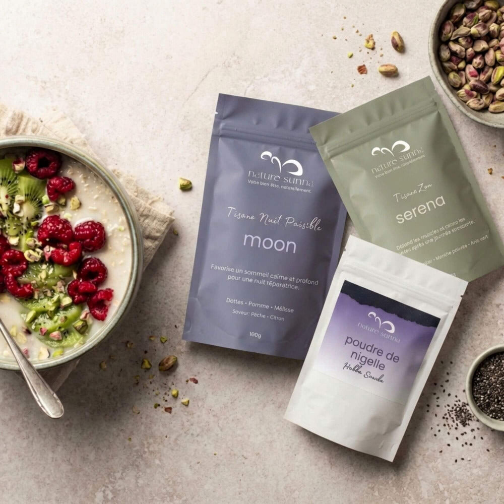 Tisanes Naturo Sunna pour détente et rituel du soir : tisane Moon, tisane Serena et poudre de nigelle, photographiées sur fond clair avec graines et fruits secs
