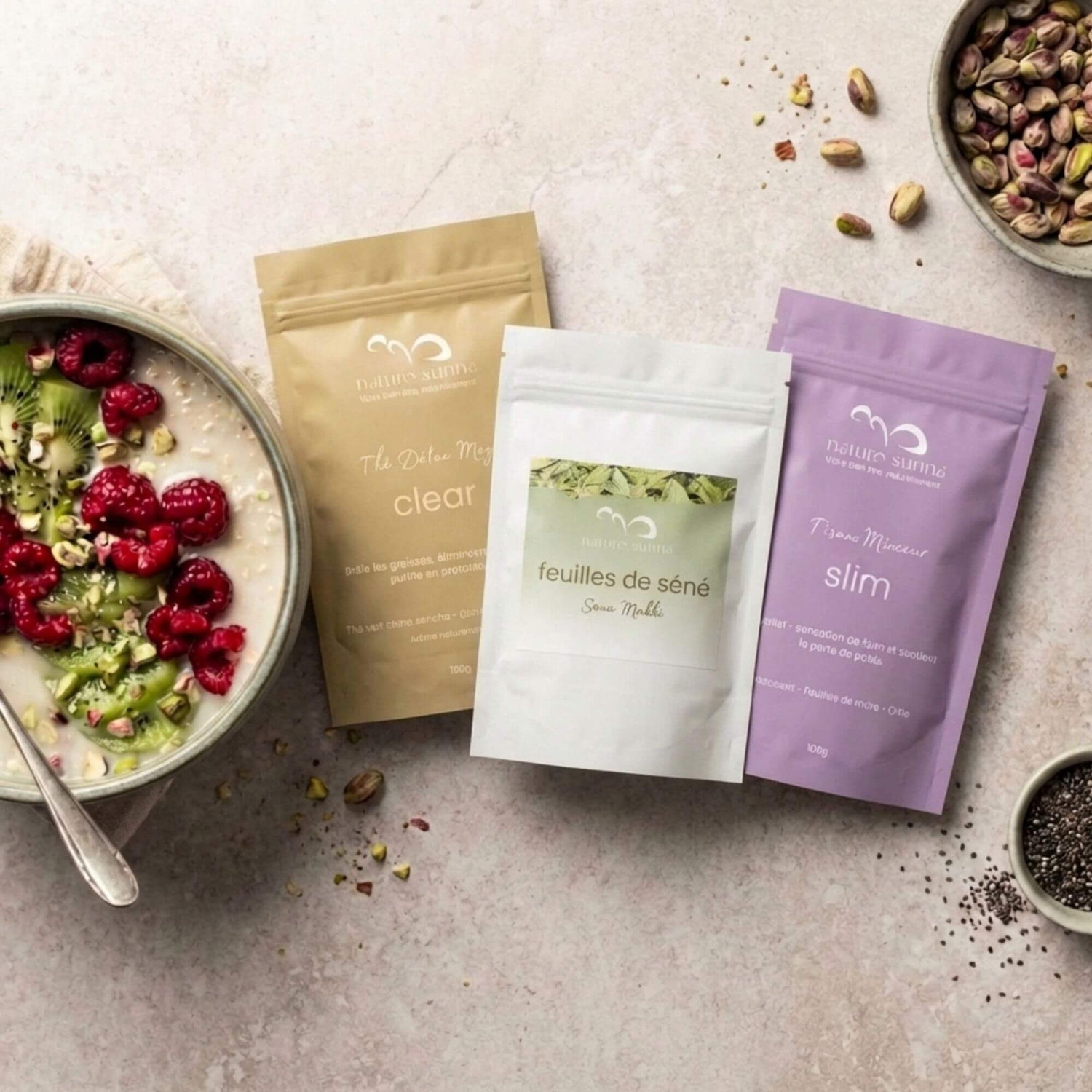 Tisanes naturelles Naturo Sunna pour digestion et équilibre : tisane Clear, feuilles de séné et tisane Slim, présentées en sachets refermables avec mise en scène naturelle
